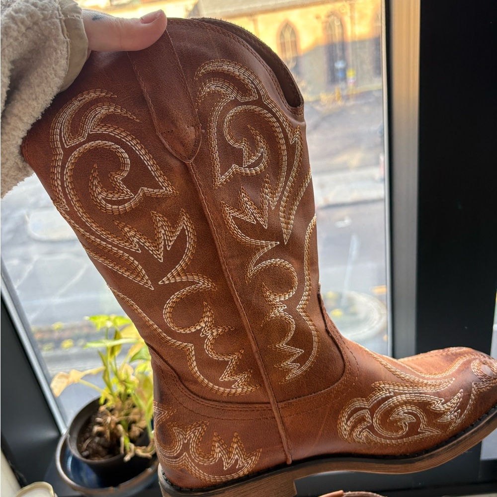 Brown Western Cowboy Boots with Embroidered Design